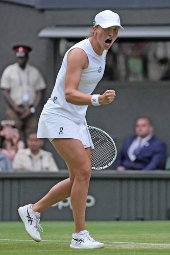 La polaca Iga Swiatek celebra después de vencer a la suiza Belinda Bencic.