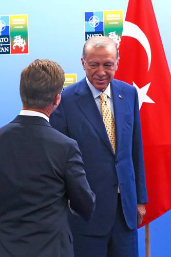 El presidente turco, Recep Tayyip Erdogan (de frente), saluda al primer ministro de Suecia, Ulf Kristersson, antes de la cumbre de la OTAN en Vilna, Lituania.