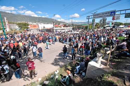 Por segundo día consecutivo, pobladores del Circuito Azul y la Montaña de Guerrero bloquearon la Autopista del Sol y marcharon hacia el palacio de gobierno en Chilpancingo. Tras una reunión con autoridades estatales, liberaron a 13 servidores públicos retenidos desde ayer y retiraron el bloqueo del Parador del Marqués.