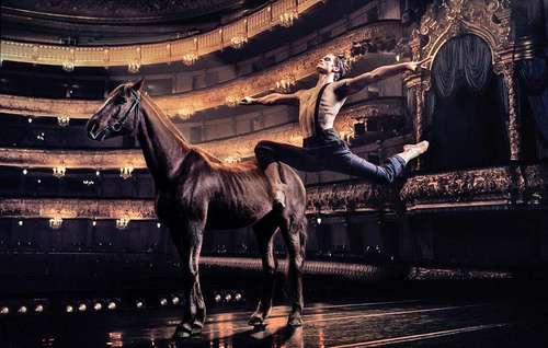 El bailarín ruso Yuri Smekalov protagonizó en 2016 el ballet El jinete de bronce, de Reinhold Glière, para el Teatro Mariinsky.