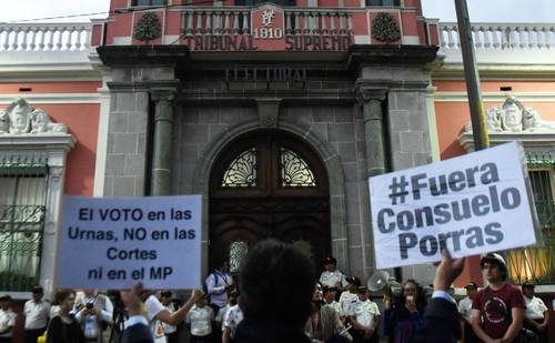 Protestas frente a la sede del Tribunal Electoral tras el fallo contra Semilla.