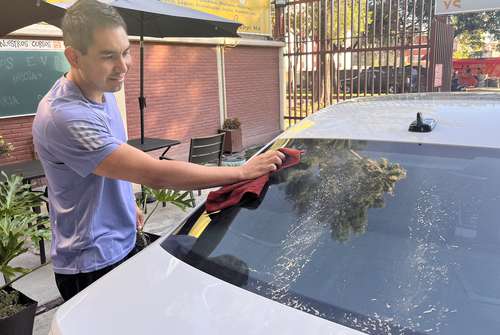 Debido a la reciente actividad del volcán Popocatépetl, ha caído ceniza en diversos puntos de la capital, como en la alcaldía Coyoacán, donde un automovilista retira la fina capa del material volcánico que se acumuló sobre su vehículo.