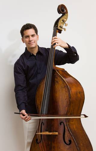 Ruiz es egresado del proyecto de José Antonio Abreu y es miembro de la Orquesta Filarmónica de Berlín desde 2003.