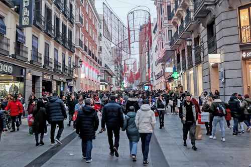Un informe del Banco de España refleja la dura situación económica que viven muchas familias. Detalle de la calle comercial de Preciados, en Madrid.