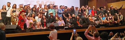 Los compositores emergentes posan durante el cierre del concierto que ofrecieron el jueves pasado en el Centro Cultural Roberto Cantoral.