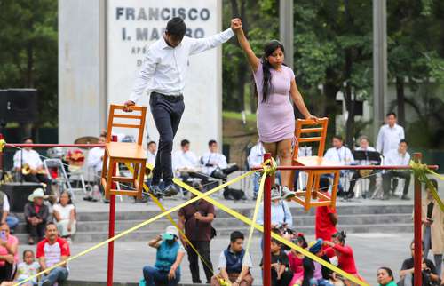 El Encuentro de Maroma y Circo: Portadores de la Palabra y Artistas del Viento, que reúne a compañías y colectivos de Puebla, Oaxaca, Veracruz y Guerrero, comenzó ayer. Continuará los sábados restantes de julio. En la imagen, integrantes de los Juegos de la Maroma de Cuautinchán, Puebla.