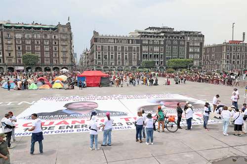 Familiares de Ricardo Lagunes y Antonio Díaz, desaparecidos en Michoacán, en un mitin en el Zócalo.