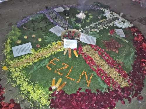 Altar maya colocado a un costado de la catedral de San Cristóbal de las Casas, Chiapas, para demandar que se frenen las agresiones en contra de comunidades zapatistas.