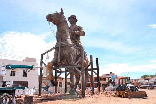  En 2016, el gobierno estatal y el ayuntamiento de Parral quisieron colocar el monumento a una cuadra de donde ocurrió el asesinato de Villa, para lo cual demolieron sin autorización una antigua casa protegida por el INAH.