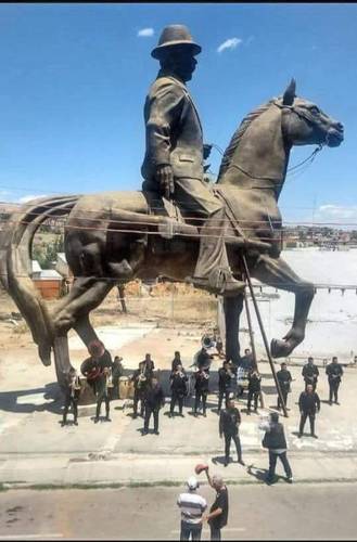  En 2016, el gobierno estatal y el ayuntamiento de Parral quisieron colocar el monumento a una cuadra de donde ocurrió el asesinato de Villa, para lo cual demolieron sin autorización una antigua casa protegida por el INAH.