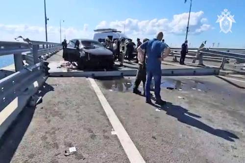 Inspección en el puente de Crimea, ayer en el estrecho de Kerch.