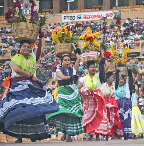 Realizan la Guelaguetza Popular con exigencia de castigar a represores