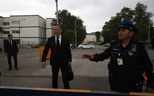 Miguel Ontiveros, abogado de Emilio Lozoya Austin, ayer, a su salida del Reclusorio Norte.