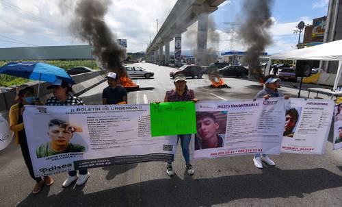 Familiares de desaparecidos y víctimas de feminicidio bloquearon el martes, por más de dos horas, la autopista México-Toluca, a la altura del municipio de Ocoyoacac, estado de México, en demanda de justicia.
