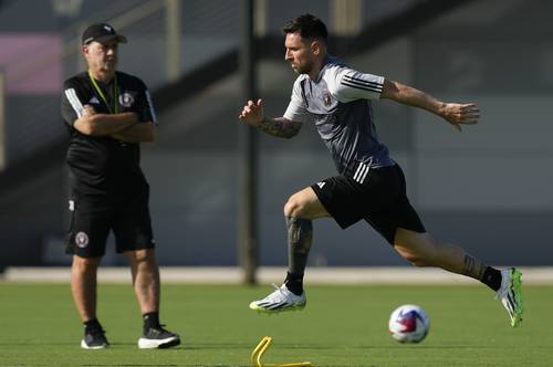 El entrenamiento del argentino atrajo a cientos de periodistas, ávidos de captar sus primeros toques de balón en Miami.