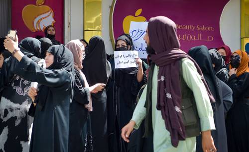 Docenas de afganas se manifestaron ayer contra el veto a los salones de belleza, luego de que el talibán anunció su cierre en todo el país. Las fuerzas de seguridad dispersaron a las inconformes con chorros de agua y disparos al aire.