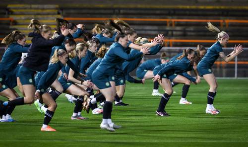 Las seleccionadas de Irlanda durante el entrenamiento antes de su debut de hoy ante las australianas.