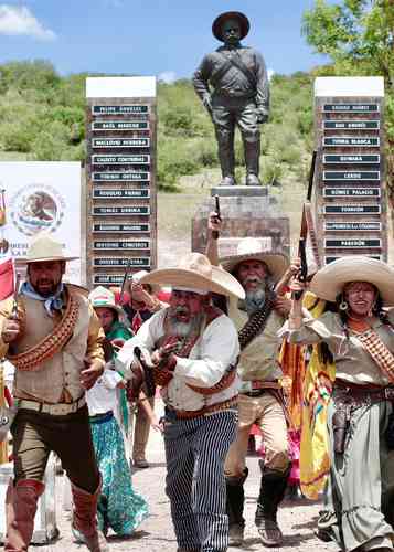 Actores del grupo de teatro Guillermo Baca recrearon, como cada 20 de julio, el asesinato del general Francisco Villa, en la localidad de Parral, Chihuahua. En esta ocasión se conmemoró el centenario de su muerte.