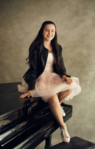 La joven pianista estudia en el Conservatorio del Escorial Padre Antonio Soler, en la capital española.