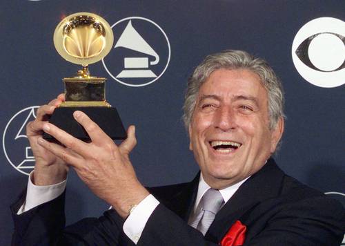 El cantante estadunidense recibe el Grammy como Mejor Interpretación Vocal Pop Tradicional por Tony Bennett on Holiday, en 1998. Falleció en Nueva York.