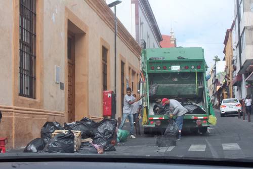 Bolsas de desechos se acumulan en la avenida Humboldt, en Cuernavaca, Morelos, pese a la campaña de concientización y las multas económicas.
