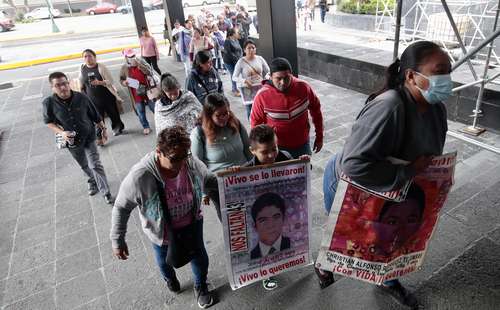 Familiares de los normalistas desaparecidos estuvieron presentes al presentarse el último informe del GIEI.