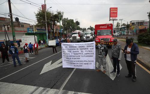 Habitantes de los ocho barrios de Iztapalapa bloquearon Ermita, en su cruce con Javier Rojo Gómez, en protesta porque autoridades de la demarcación quieren hacer una Utopía en los campos de futbol del deportivo La Purísima.