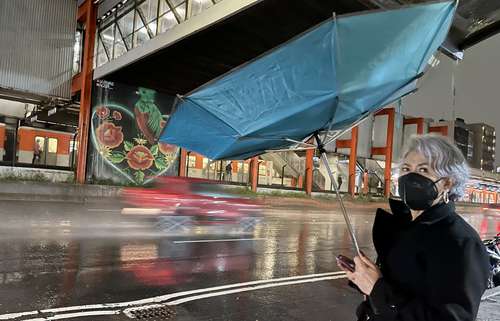 La intensa lluvia de anoche en la mayor parte de la Ciudad de México dejó afectaciones por los encharcamientos de hasta 30 centímetros que se formaron en vialidades principales, como en Insurgentes Sur, a la altura de Fuentes Brotantes, alcaldía Tlalpan, y en la avenida Tláhuac, en Iztapalapa (imagen), entre otras.