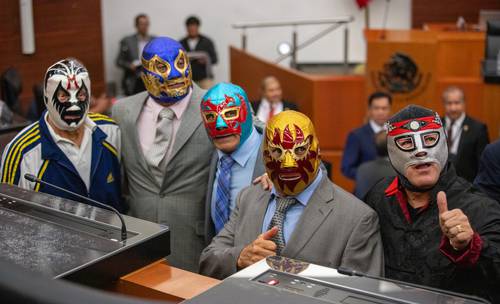 Mil Máscaras, Canek, Dos Caras, Solar y Octagón fueron algunos de los luchadores que asistieron ayer al recinto legislativo, donde fueron reconocidos por su trayectoria y aportación cultural al país.