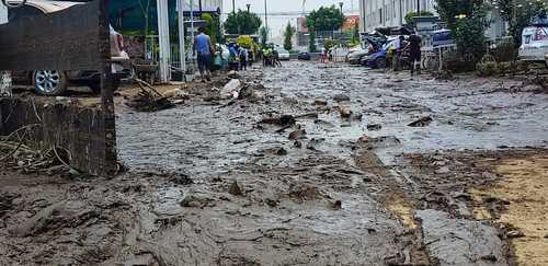 El desbordamiento del canal de aguas negras Maravillas, ocasionado por las fuertes lluvias de la noche del martes, anegó y dejó cubiertas de lodo y rocas viviendas de la unidad habitacional Los Héroes 2, en el municipio de Chalco, estado de México.