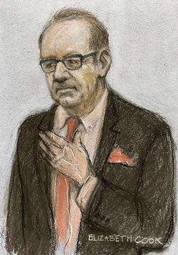 Boceto de la artista Elizabeth Cook muestra al protagonista de Belleza americana en la comparecencia en Southwark Crown Court.