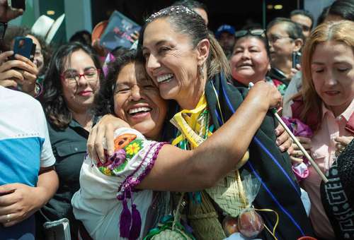 Claudia Sheinbaum, durante su visita a Michoacán, se manifestó agradecida con las mujeres de Cheranástico, pues le enseñaron su lengua y su cultura.