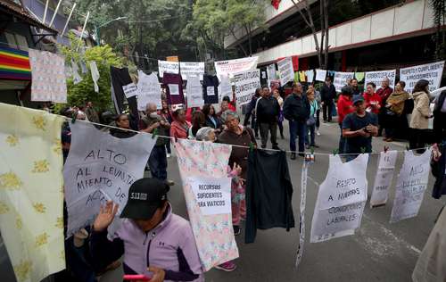 Personal del Instituto Nacional de Antropología e Historia realizó un bloqueo frente a la sede de esa dependencia en demanda de mejoras laborales y de pagos pendientes.