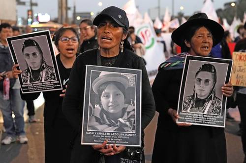 En Lima, uno contingente exige justicia por la violencia policial a opositores, especialmente contra las mujeres.