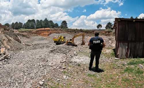 Un oficial de la Fiscalía General de Justicia del Estado de México resguarda la mina conocida como Tres Estrellas, ubicada en el municipio de San Felipe del Progreso, la cual era utilizada por el Sindicato Bicentenario para vender materiales por la fuerza a empresarios del ramo de la construcción.