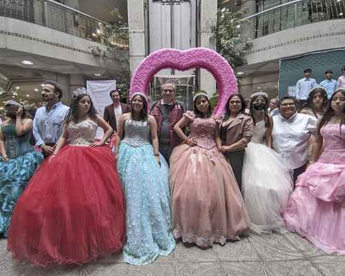 Por segundo año consecutivo se realizará esta convivencia, por lo que ayer las chicas acudieron por sus vestidos a la Plaza de las Novias.