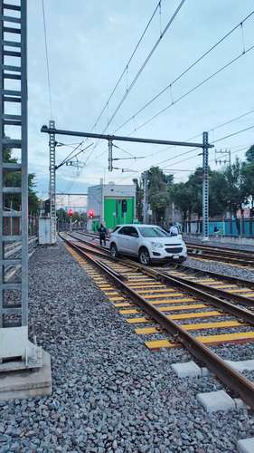El conductor se metió a las vías y avanzó hasta atorarse. No fue detenido y pagó los daños.
