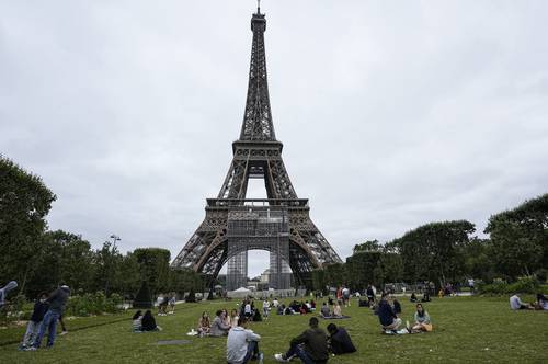 La agresión ocurrió en el Campo de Marte, localizado al pie de la Torre Eiffel.