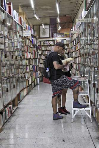  Visitantes en la sección de filosofía de la librería Selecta.