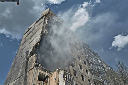 Uno de dos misiles balísticos lanzados por Rusia ayer contra la ciudad de Krivói Rog, en Ucrania, destruyó parte de un edificio de apartamentos.