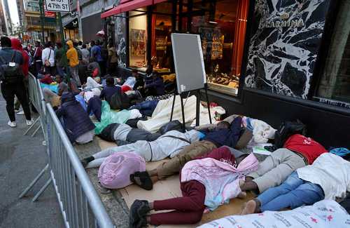 Cientos de migrantes continuaban esperando ayer en la mañana afuera del hotel Roosevelt, en Nueva York, para tratar de conseguir alojamiento temporal en ese lugar que se ha convertido en un centro de admisión de indocumentados.