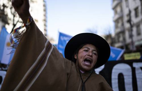 La marcha indígena que recorrió ayer las calles de la capital de Argentina coincidió con festejos del Día de la Pachamama (Madre Tierra).