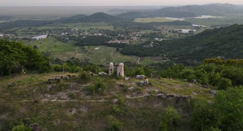 Vista panorámica de El Cerrito, en Tecpan de Galeana, Guerrero, donde se ubicaron altares y estructuras alargadas en buen estado de conservación.