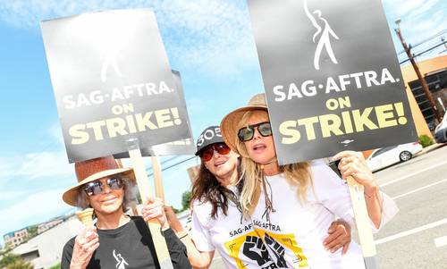 Las actrices Jane Fonda (izquierda) y Rosanna Arquette (derecha), participantes en los sindicatos de Escritores y de Actores de Pantalla de Estados Unidos, protestaron ayer afuera del estudio de Disney en Burbank, California. Desde el 14 de julio, miles de inconformes de estos gremios están en huelga, la primera en la industria en 63 años. Esta batalla ha paralizado el cine y la televisión.