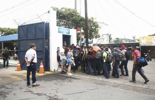  Las personas provenientes de Guatemala tramitan su pase a México para trabajar de manera legal, pero sin prestaciones “porque sólo van una temporada, se regresan y luego van otros”.