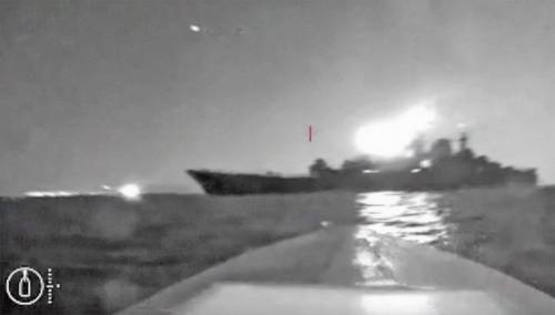 Un dron capta imágenes del barco ruso de cabotaje, el Olenegorsky Gonyak en llamas, en el mar Negro. Moscú acusó a Kiev de atacar su base naval.