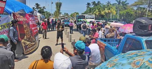 Integrantes del colectivo Memoria, Verdad y Justicia protestaron ayer frente al astabandera, ubicada en la playa Papagayo de Acapulco, Guerrero, y demandaron resultados a la Comisión Estatal de Búsqueda en la investigación para localizar al activista Vicente Suástegui.