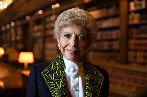 La historiadora francesa Hélène Carrère d’Encausse, primera mujer en ocupar el cargo de secretaria perpetua de la Academia Francesa, falleció ayer a los 94 años, anunció su familia. Llegó al frente de esa institución en 1999 para romper la tradición masculina que se mantenía. La también política fue galardonada este año con el premio Princesa de Asturias de Ciencias Sociales, además de ser madre del escritor Emmanuel Carrère. En imagen, la también política en la biblioteca de la Academia Francesa en 2016.
