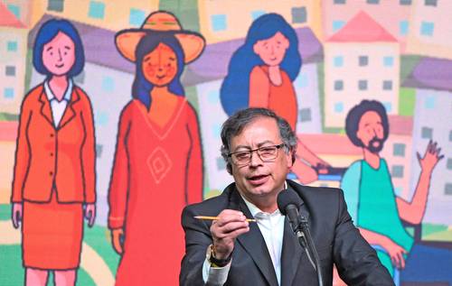 El “primer gobierno popular en la historia de Colombia”, como le gusta definirlo al presidente Gustavo Petro, cumple hoy un año. En imagen de la semana pasada, durante un encuentro con líderes de la guerrilla del ELN y organizaciones civiles en Bogotá.