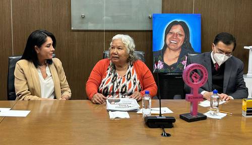 Irinea Buendía (al centro), ayer durante la presentación de la iniciativa ciudadana Mariana Lima Buendía en el Congreso del estado de México. La acompañan los presidentes de la Comisión de Seguimiento de Feminicidios y Desapariciones, Karina Labastida (izquierda), y Javier Domínguez, de Asuntos Parlamentarios.